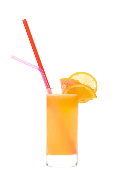 Egy magas pohár frissen facsart narancslével, darab vagy narancs és limon — Stock Fotó