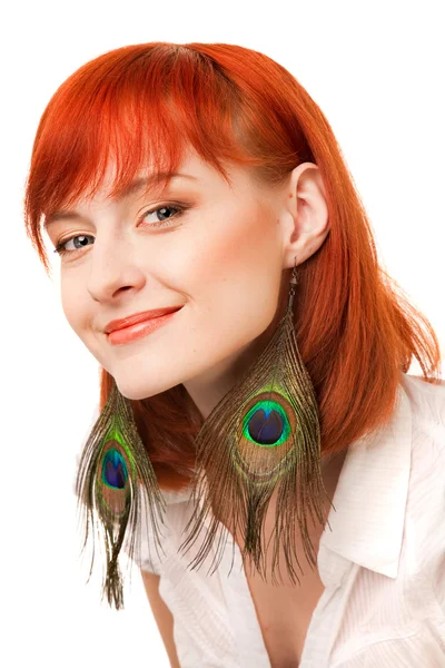 Gyönyörű vörös hajú giwl, a páva fülbevaló fülbevaló — Stock Fotó