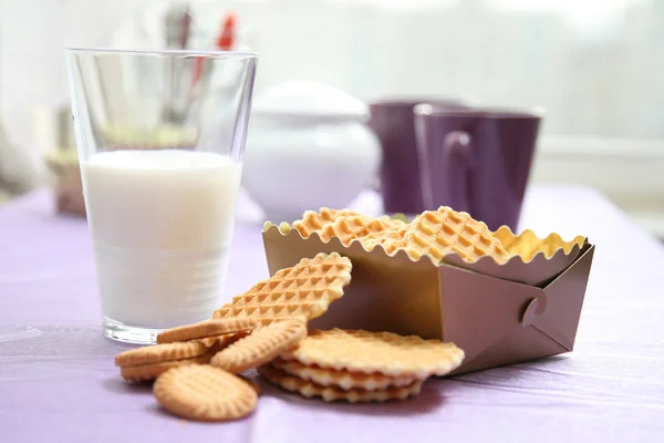 Leite com waffles na mesa — Fotografia de Stock