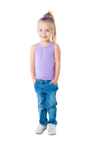 Lächelndes kleines Mädchen im lila T-Shirt — Stockfoto