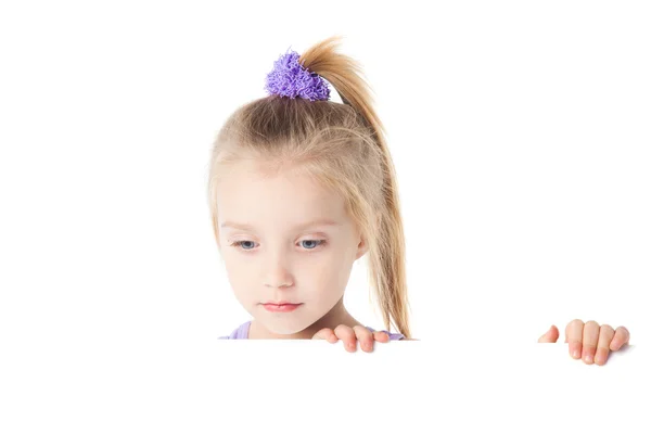 Kleines Mädchen blickt über leeres Brett — Stockfoto