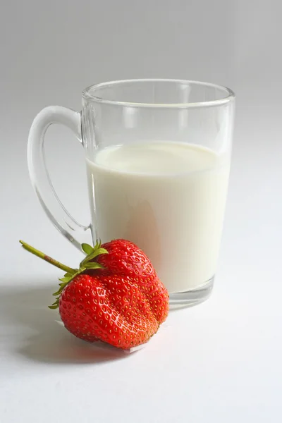 Tasse Milch mit Erdbeere — Stockfoto