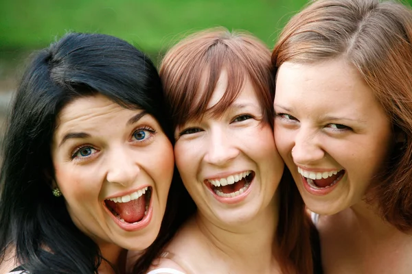 Amigos felices al aire libre —  Fotos de Stock