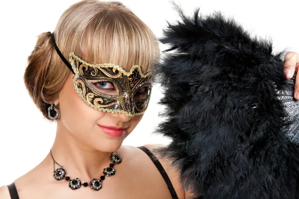 Belle fille avec collier et boucles d'oreilles en masque de carnaval hodling fan — Photo