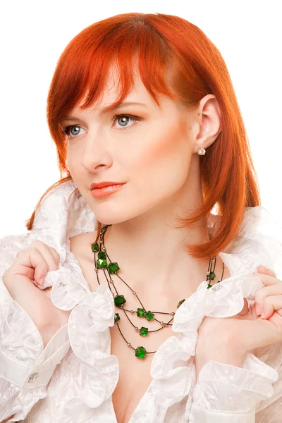 Primer plano de la hermosa cara de la mujer con el pelo rojo y cuentas verdes — Foto de Stock