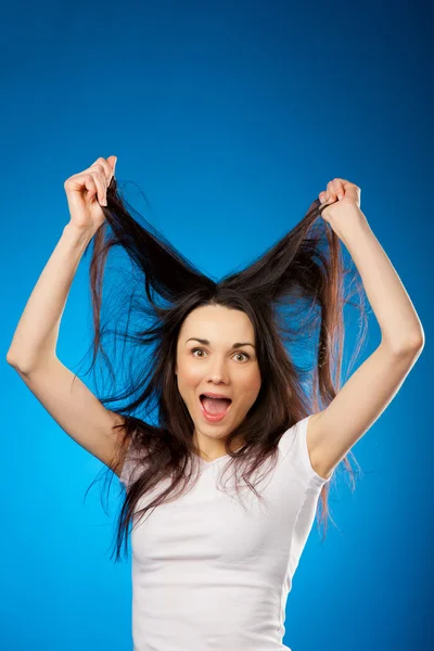 Divertida hermosa morena chica sosteniendo su largo cabello hasta —  Fotos de Stock