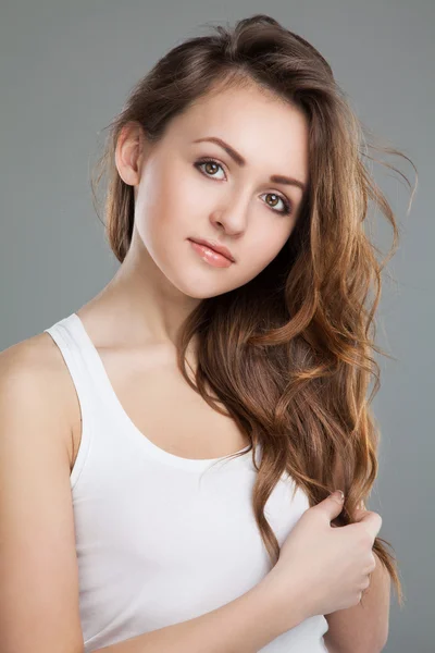 Portrait de jeune fille brune en t-shirt blanc. Plan studio — Photo