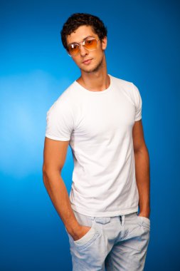 Mavi backgraound Studio yakışıklı seksi çocuğu