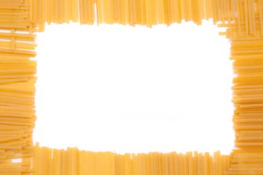 kare kare sarı makarna ile yapılan