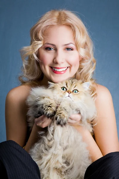 Güzel sarışın gülümseyerek kadın ile kabarık kedi — Stok fotoğraf