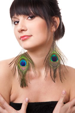 Tavus kuşu küpe çekici esmer kadın