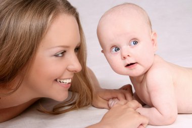 mutlu anne ile çocuk oyun