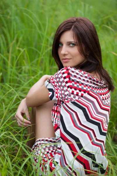 Brunette meisje in het park — Stockfoto