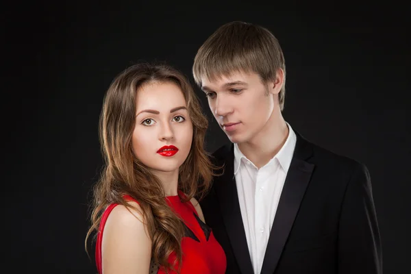 Elegante jovem amor casal juntos vestindo terno — Fotografia de Stock