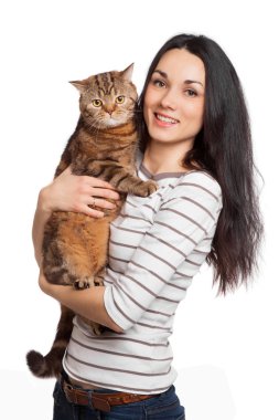 güzel esmer kız ve zencefil kedi beyaz ba üzerinde gülümseyen
