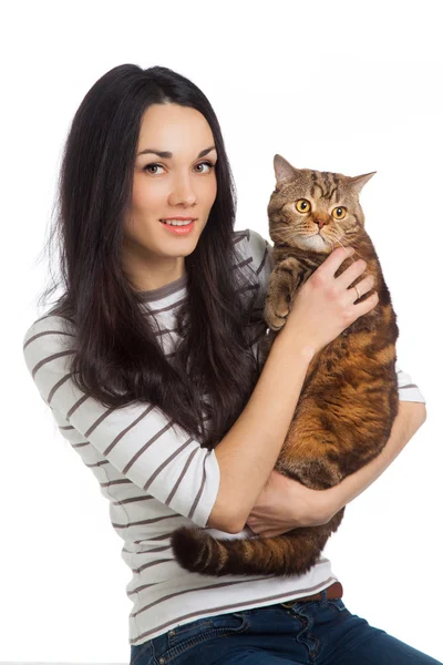 Bella sorridente ragazza bruna e il suo gatto rossiccio su ba bianco — Foto Stock