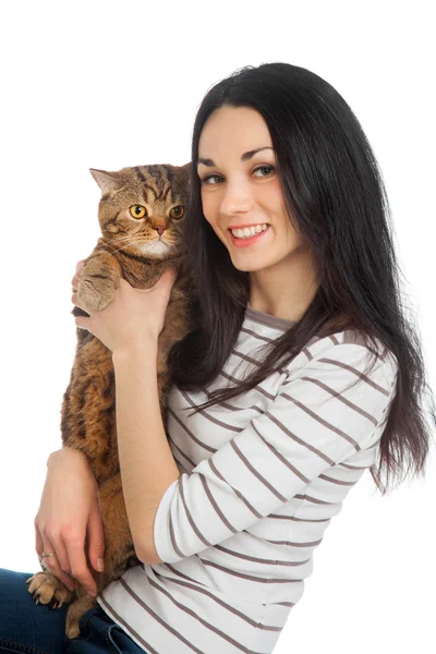 Szép, mosolygós barna lány és az ő gyömbér macska felett fehér ba — Stock Fotó