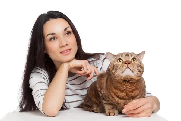 Piękna, uśmiechnięta brunetka i jej imbir cat nad białym ba — Zdjęcie stockowe