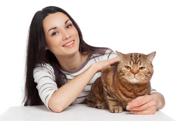 Hermosa sonrisa morena chica y su jengibre gato sobre blanco ba —  Fotos de Stock