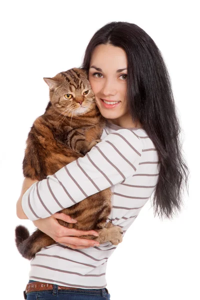 Hermosa sonrisa morena chica y su jengibre gato sobre blanco ba — Foto de Stock