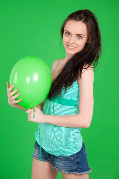 Porträt der schönen glücklichen brünetten Mädchen in kurzen Hosen holdin — Stockfoto