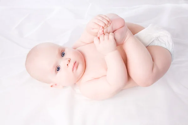 Baby boy laying on towel in diaper — Stock Photo, Image