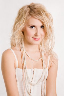 Boncuk ile güzel sarışın kız