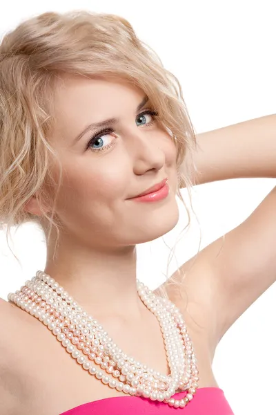 Schöne blonde Mädchen mit Perlen tragen rosa Kleidung — Stockfoto