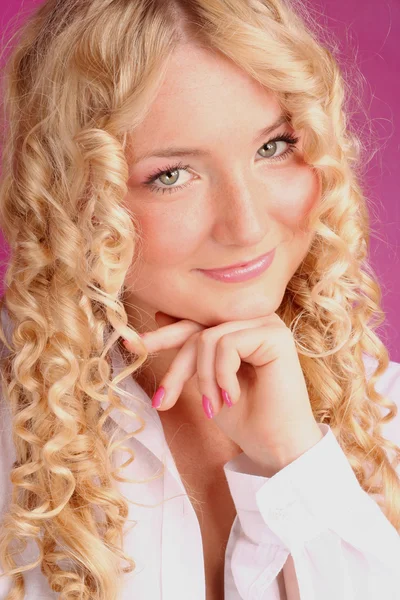 Prachtige blond meisje glimlachen — Stockfoto