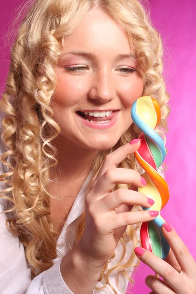 Blond meisje bedrijf lolly — Stockfoto