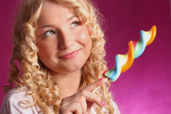 Joven rizado rubia chica holding grande lollipop — Foto de Stock