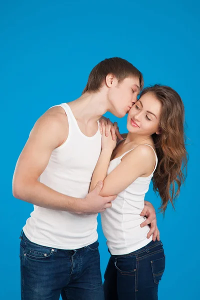 Miłość młody para całuje i trzymając się nawzajem w studio — Zdjęcie stockowe