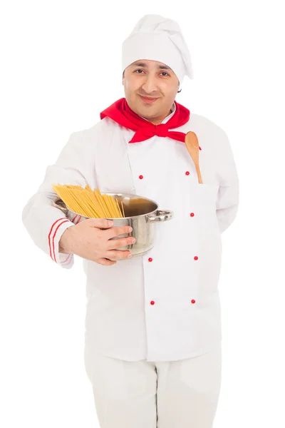 Sorrindo cozinheiro homem segurando panela cheia de macarrão cru vestindo wh — Fotografia de Stock