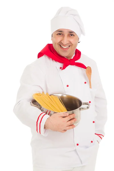 Lächelnder Koch mit Pfanne gefüllt mit rohen Makkaroni trägt wh — Stockfoto