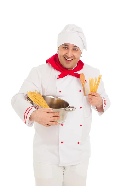 Lachende cook man met pan gevuld met ruwe macaroni dragen wh — Stockfoto