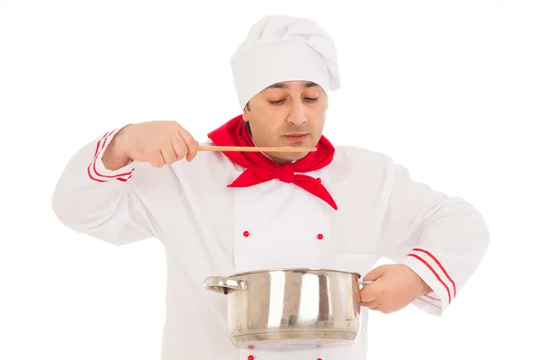 Chef-kok houden pan weraing rode en witte uniform proeverij voedsel — Stockfoto