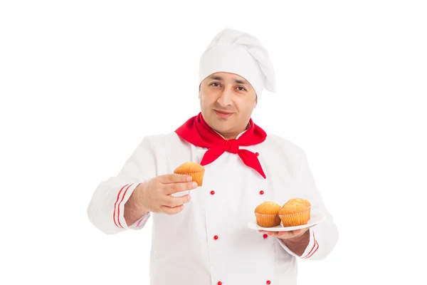 Chef-kok houden plaat met muffins dragen van rode en witte uniform — Stockfoto