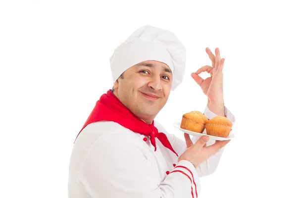 Placa de retención de chef con 4 magdalenas con uniforme rojo y blanco — Foto de Stock