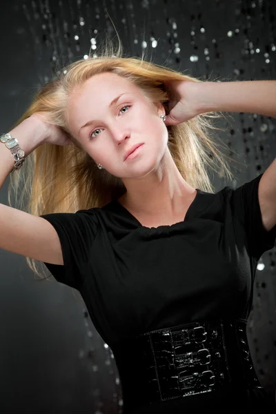 Блондинка в черном платье и широком поясе. снято в студии — стоковое фото