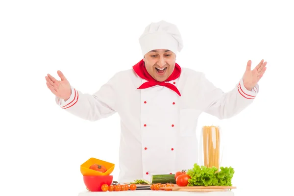 Счастливый шеф-повар готовит из свежих овощей в красном и белом — стоковое фото