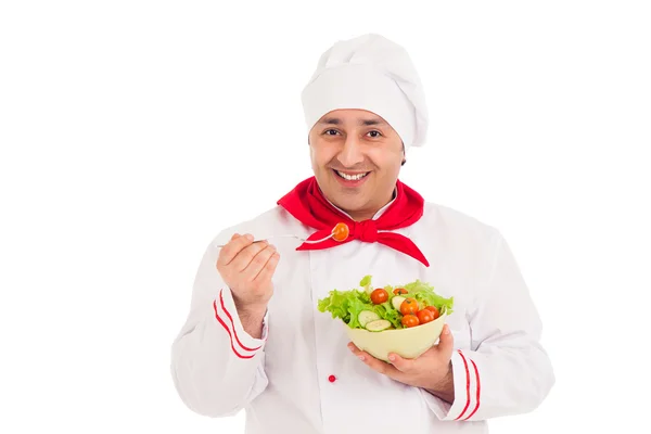 Σεφ εκμετάλλευση πιάτο με σαλάτα και φρέσκα λαχανικά, φορώντας κόκκινο — Φωτογραφία Αρχείου