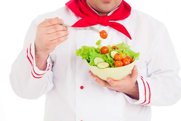 Szefa kuchni danie gospodarstwa z sałatka i świeże warzywa na sobie czerwony — Zdjęcie stockowe