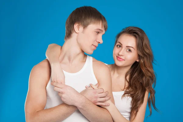 Jovem casal amor segurando uns aos outros no estúdio — Fotografia de Stock