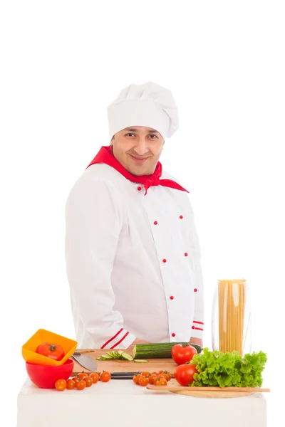 Gelukkig chef-kok koken met verse groenten dragen rode en witte — Stockfoto