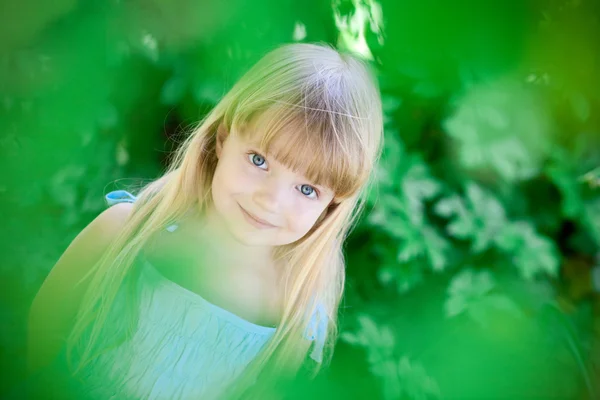 Bambina sotto gli alberi — Foto Stock