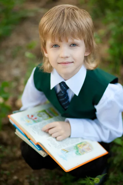 Boy reading book in the park — Stock Photo, Image