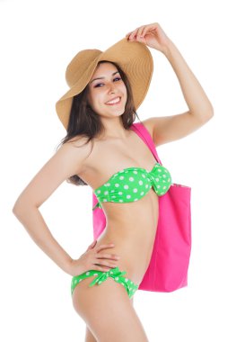 Yeşil mayo ve büyük şapka giymiş seksi gülümseyen esmer kız