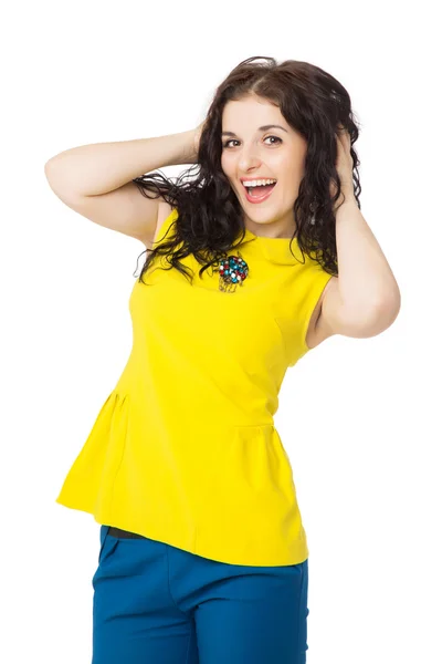 Kıvırcık saçlı giyen ile güzel esmer kız sarı bluz bir — Stok fotoğraf