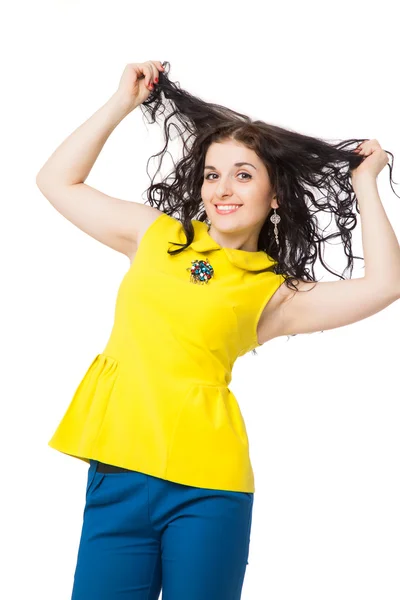 Menina morena com cabelo encaracolado usando blusa amarela e panela azul — Fotografia de Stock