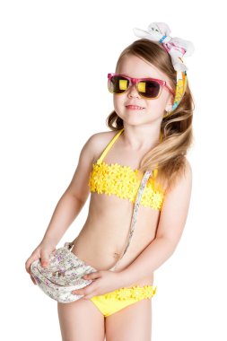 Mayo, güneş gözlüğü ve çanta giyen küçük sarışın kız